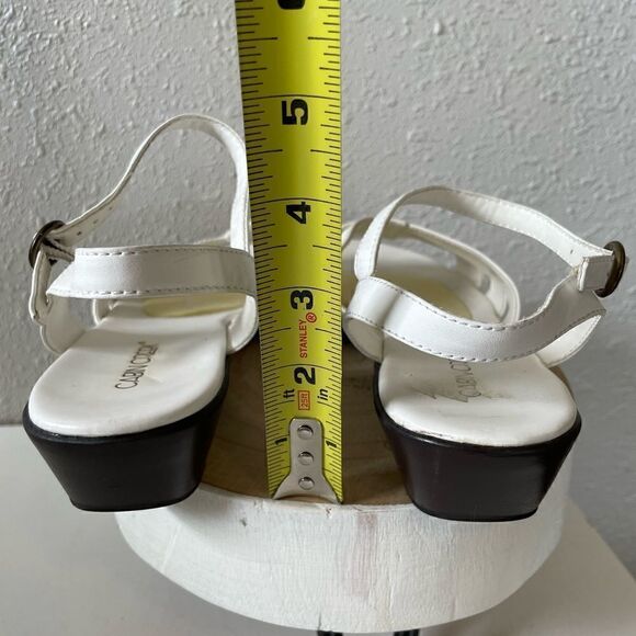 Cabin Creek White Sandals Size 10M EUC - Picture 6 of 7